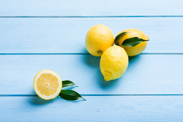 Fresh lemons on blue wooden table - Foto, Imagem