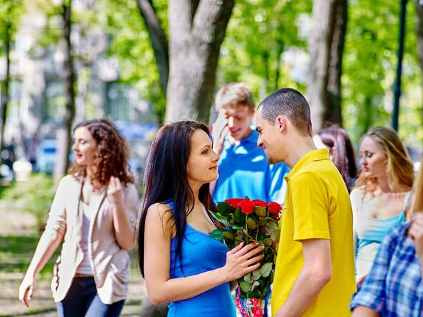 Paar mit Blumen bei Date im Freien. - Foto, Bild