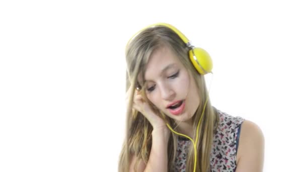 Ένα εφηβικό κορίτσι χορό με ακουστικά σε αργή κίνηση - Πλάνα, βίντεο