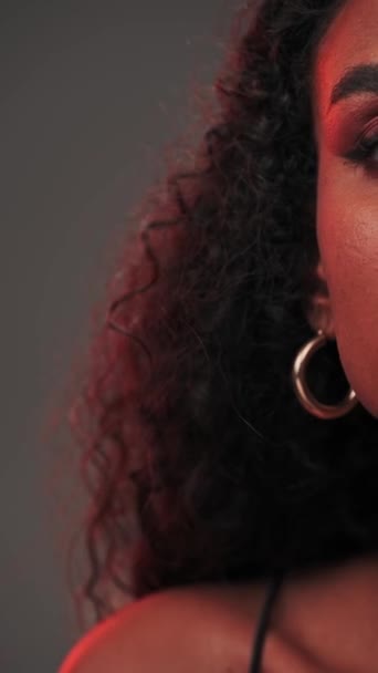 Afro saçlı ve parlak makyajlı esmer bir kadının portresi. Yavaş Hareket - Video, Çekim