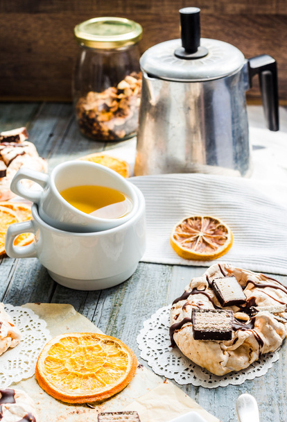 french vanilla meringue with chocolate and caramel, orange tea - Фото, изображение