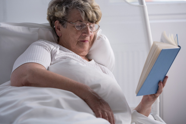 Woman reading book in bed - Fotoğraf, Görsel