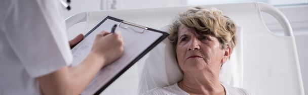 Unhappy woman staying in hospital - Fotoğraf, Görsel