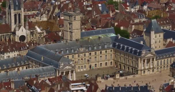 Vista aérea ao redor da cidade Dijon. Fuja pelo centro histórico de Dijon, a capital da Borgonha. Hotéis antigos da Idade Média foram preservados até hoje. Cultura francesa. - Filmagem, Vídeo