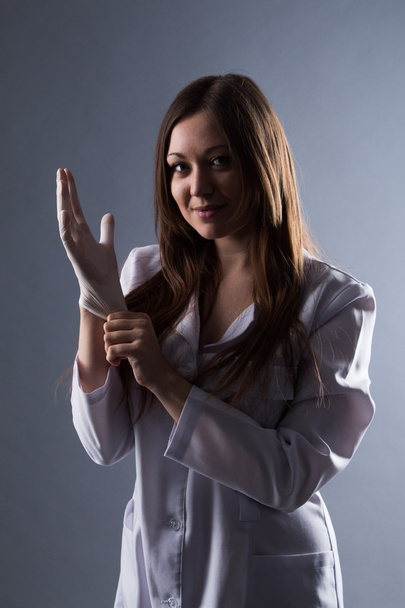 Ženské krásné doktor gumové lékařské rukavice v contrastin - Fotografie, Obrázek