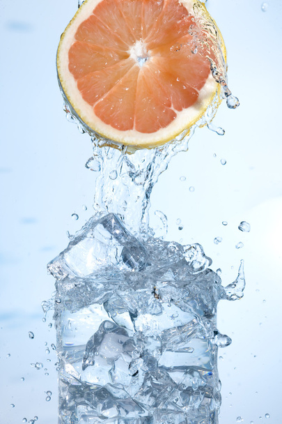 Naranja con agua
 - Foto, imagen