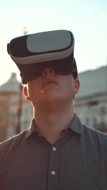 Atrakcyjny Guy i przystojny dziewczyna w okularach VR w mieście zatłoczone ulicy próbuje znaleźć coś ciekawego dodatkowych informacji o tym miejscu ze smartfonem. Koncepcja rzeczywistości wirtualnej. Strzał pionowy. - Materiał filmowy, wideo