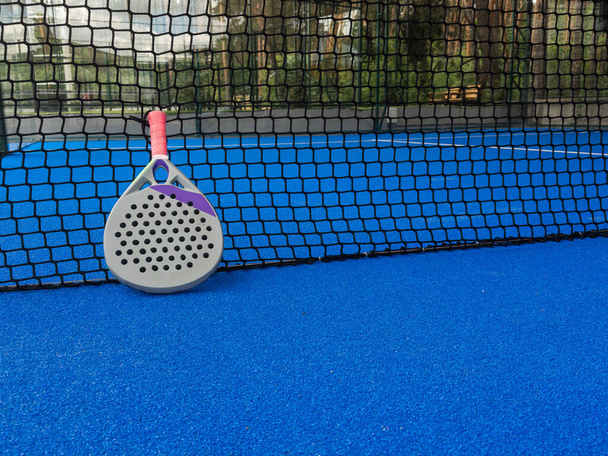  profesionální pádlo tenisová raketa s přirozeným osvětlením na modrém pozadí. Horizontální sportovní motiv plakát, pohlednice, záhlaví, webové stránky a aplikace. Kvalitní fotografie - Fotografie, Obrázek