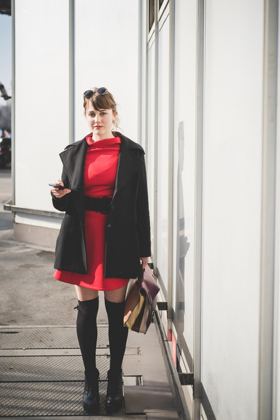 mulher hipster com smartphone na cidade
 - Foto, Imagem