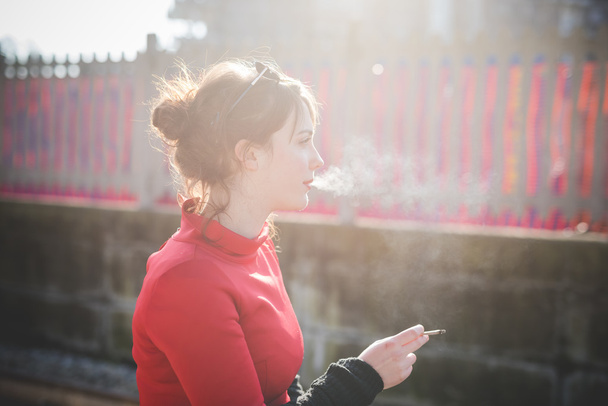 流行に敏感な女の子の喫煙 - 写真・画像