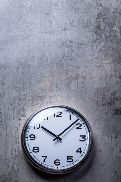 Okrągłe zegary wiszące na szarej ścianie betonu - Zdjęcie, obraz