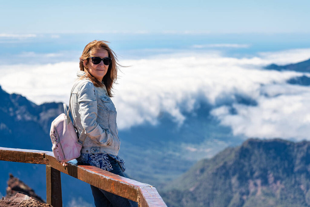 Dağın tepesinden, Kanarya Adaları, La Palma Adası 'ndan nefes kesici manzaranın keyfini çıkaran turist kadın. - Fotoğraf, Görsel