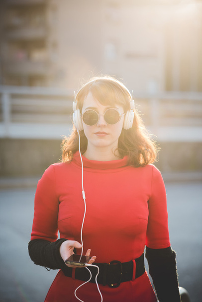 Хипстерская девушка слушает музыку
 - Фото, изображение