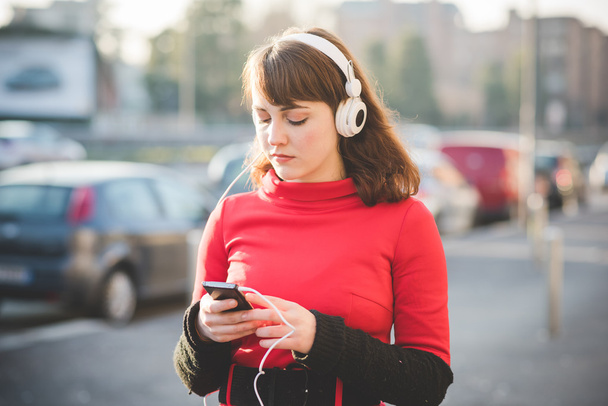 Hipster dziewczyna słuchania muzyki - Zdjęcie, obraz