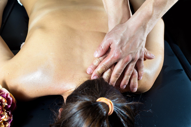 Close-up van massage persoon ontvangen - Foto, afbeelding