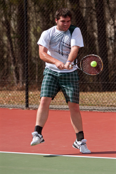 Męskim liceum tenisista uderza Backhand - Zdjęcie, obraz