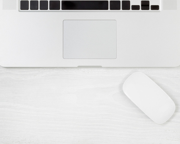 Temiz Beyaz ahşap masaüstü bilgisayar ve fare ile  - Fotoğraf, Görsel