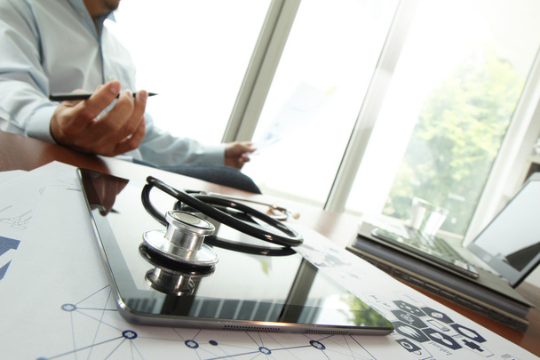 Ιατρός που εργάζεται με ψηφιακό κοντέρ tablet και lap-top σε medica - Φωτογραφία, εικόνα