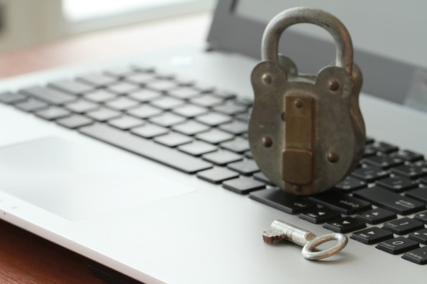 インターネット セキュリティ概念古い南京錠とノート パソコンのキー - 写真・画像