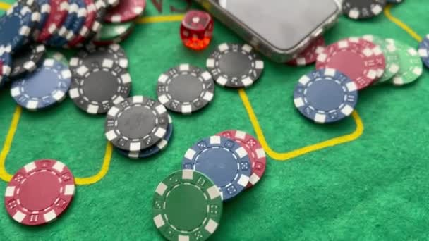 Смартфон онлайн казино с чипами для покера за зеленым столом. Высокое качество фото - Кадры, видео
