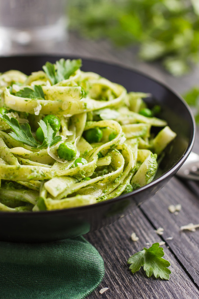 Tagliatelle pasta with spinach - Foto, Imagen