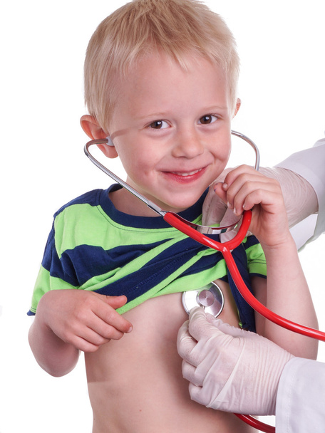 Le médecin examine un jeune enfant
. - Photo, image
