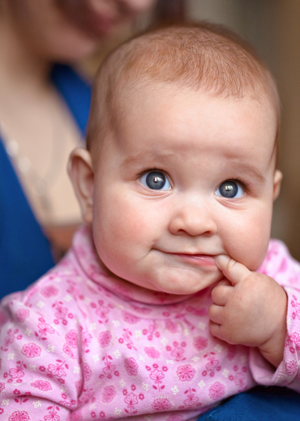 kis lány ujjával a száj - Fotó, kép