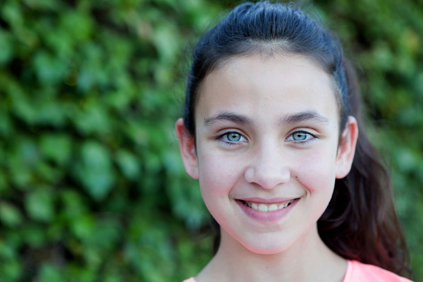 Boldog preteen lány, mosolygó kék szemmel - Fotó, kép