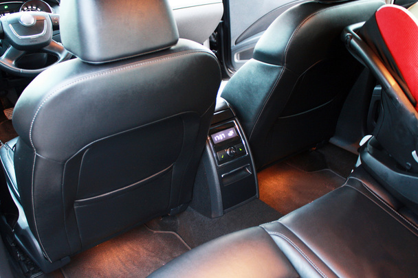 Interior del coche con asientos traseros
 - Foto, imagen