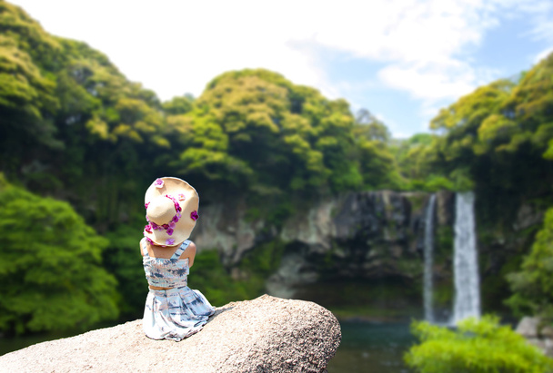 Розмиті Cheonjiyeon водоспад — водоспад на острові Чеджу, збору душ. - Фото, зображення