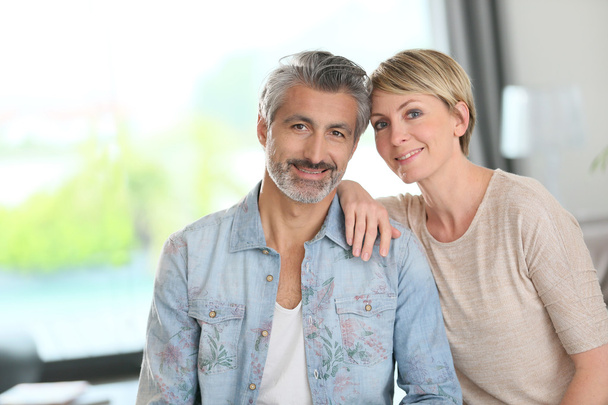 Mature couple in home - Foto, afbeelding