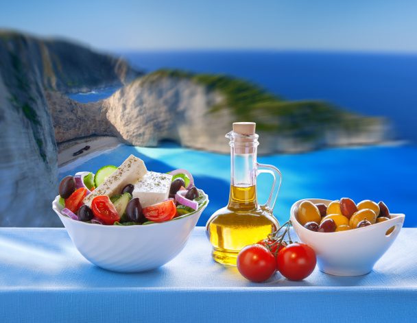  Playa Navagio con ensalada griega en Zakynthos, Grecia
 - Foto, Imagen