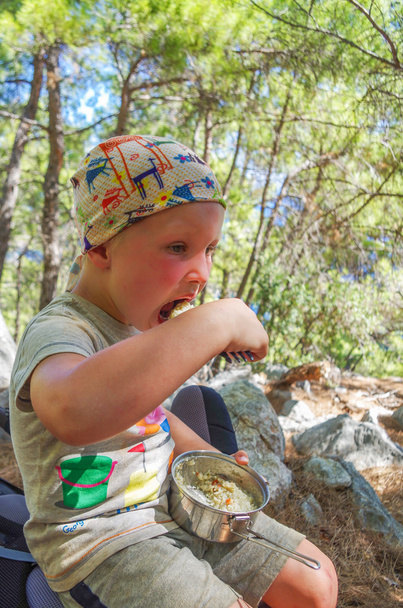 Petit garçon manger des céréales en plein air en été
 - Photo, image