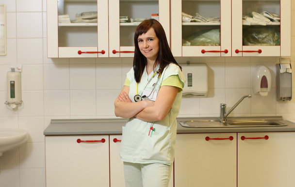 Жіночий портрет медсестра у відділенні інтенсивної терапії в зелений формений одяг. - Фото, зображення