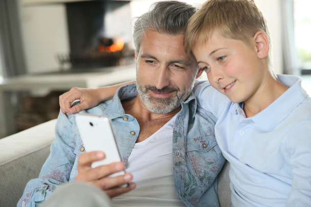 Daddy with son playing with smartphone - Zdjęcie, obraz