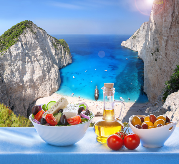  Praia de Navagio com salada grega em Zakynthos, Grécia
 - Foto, Imagem