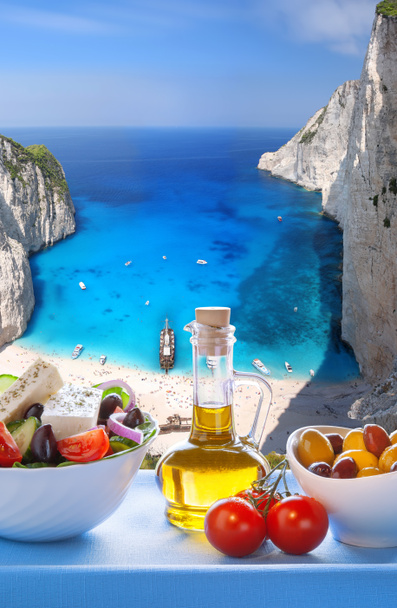  Navagio пляж з грецький салат Закінтос, Греція - Фото, зображення