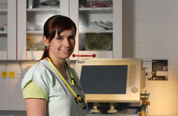 Portret kobiety pielęgniarki w oddziale w kolorze zielonym mundurze wentylator ma - Zdjęcie, obraz