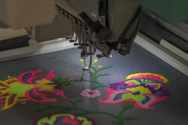 Máquina profesional para aplicar bordados en diferentes tejidos
 - Foto, Imagen