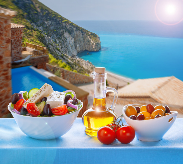 Isla Lefkada con ensalada griega en Grecia
 - Foto, Imagen