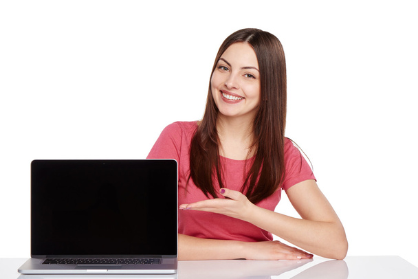 Woman showing  laptop screen - Φωτογραφία, εικόνα