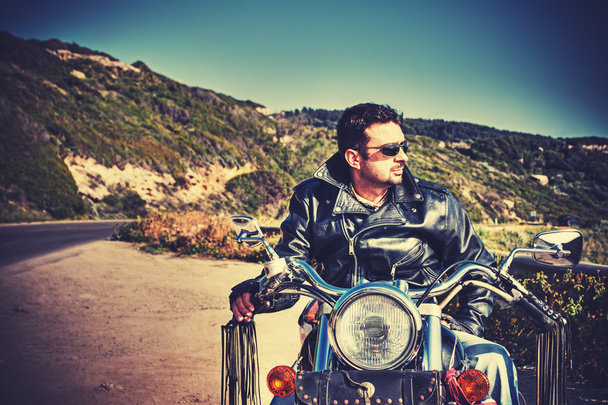 čelní pohled motocyklů v vintage tón a motorkář - Fotografie, Obrázek