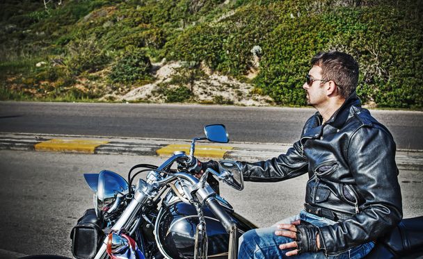 biker ja klassinen moottoripyörä puolella näkymä
 - Valokuva, kuva