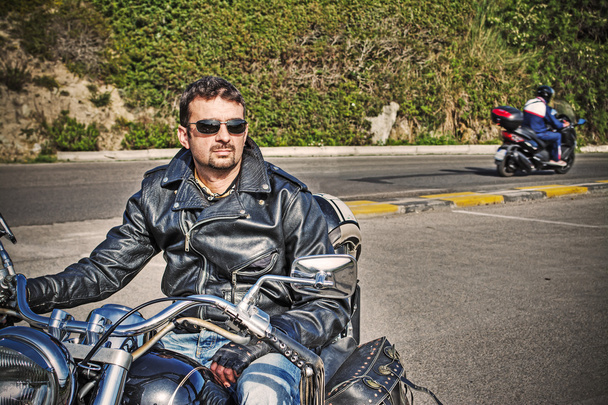 motociclista e motocicleta em tom sépia
 - Foto, Imagem