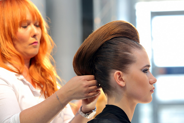 POZNAN - APRIL 18: Hairdresser arranging hairdo at The Look Beau - Foto, Bild