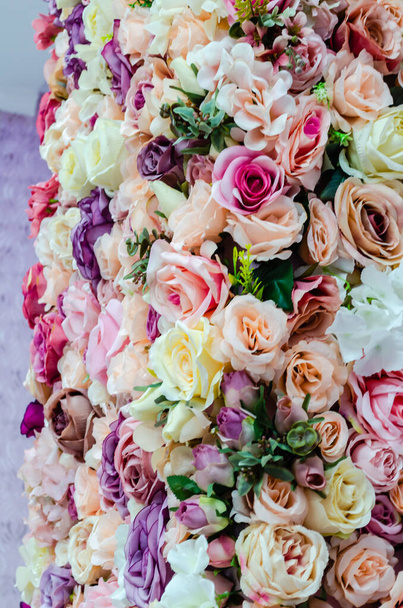 Květinová zeď pozadí s úžasnými pestrobarevné růže, svatební dekorace, ruční práce. - Fotografie, Obrázek