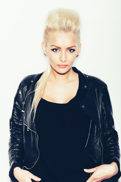 Stylish fashionable blonde woman in black clothes - Foto, afbeelding