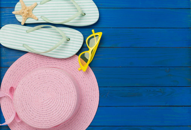 Pose plate avec des accessoires de plage colorés sur fond en bois. Concept de vacances - Photo, image