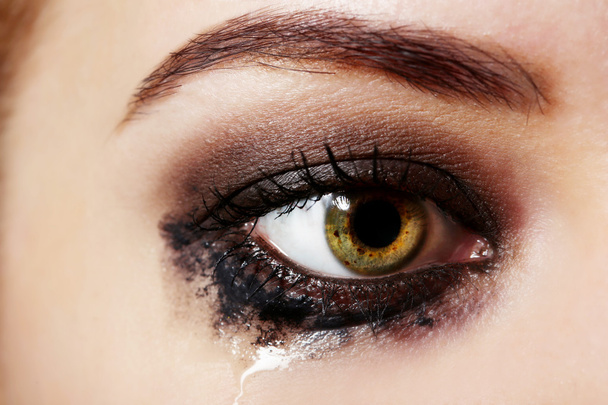 Auge der jungen Frau mit Tränentropfen aus nächster Nähe - Foto, Bild