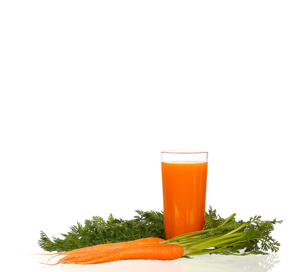 Морквяний сік і скибочки моркви ізольовані на білому
 - Фото, зображення